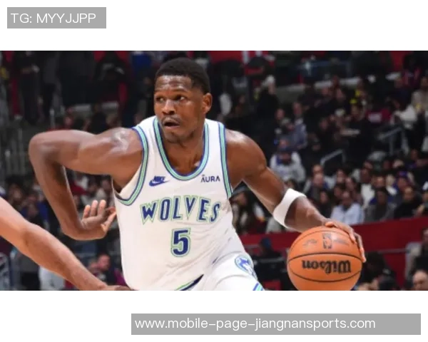 爱德华兹重返亚特兰大客场比赛祖父身穿森林狼装备全力支持 爱德华兹重返亚特兰大客场比赛祖父身穿森林狼装备全力支持